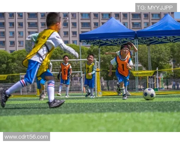 从贫困到绿茵场足球明星分享奋斗历程与家庭故事 从贫困到绿茵场足球明星分享奋斗历程与家庭故事