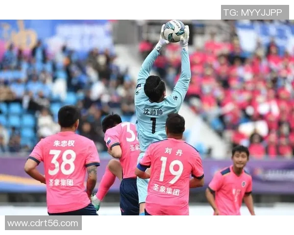 足球明星齐聚一堂合影留念展现团结与友谊的精彩瞬间